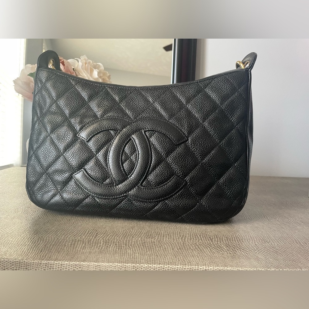 Authentic!!!!Chanel 2004/2005 caviar timeless shoulder bag. Authentic